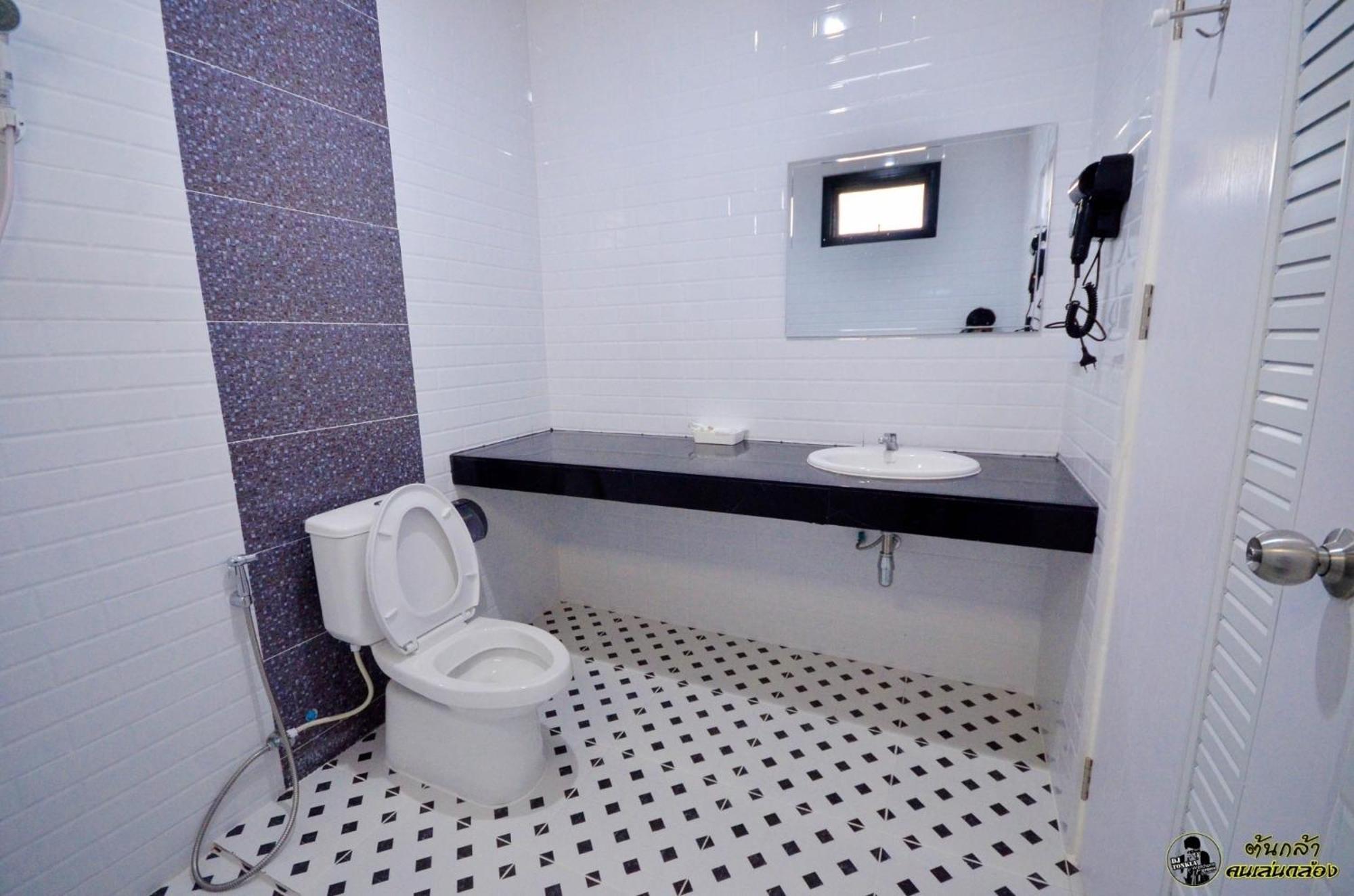 แอ่ว-ดีld Hotel&Residences Ngao Kültér fotó